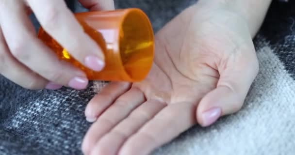 Vrouwelijke Handen Met Gele Capsules Uit Een Pot Close Gezondheidszorg — Stockvideo