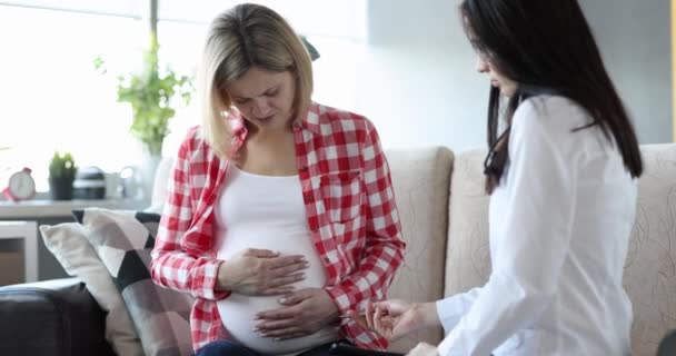 Ärztin Neben Einer Schwangeren Frau Mit Bauchschmerzen Aus Nächster Nähe — Stockvideo