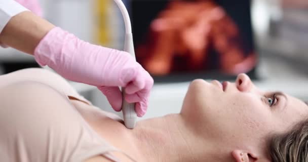 Doctor Makes Woman Ultrasound Thyroid Gland Close Face Diagnosis Thyroiditis — Αρχείο Βίντεο