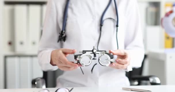 Optometrist Shows Glasses Selecting Size Lenses Visit Ophthalmologist Correct Vision — ストック動画