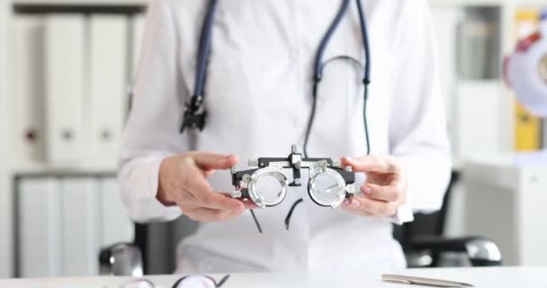 Optometrista Mostra Gli Occhiali Selezionare Dimensione Delle Lenti Visita Dall — Video Stock