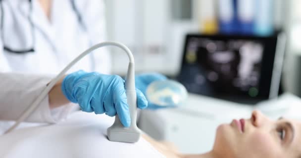 Doktor Bir Kadın Için Göğüs Ultrasonu Yapıyor Yakın Plan Mammoplasti — Stok video