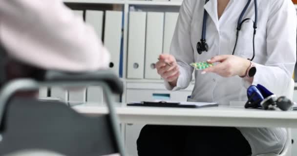 Médico Receta Pastillas Paciente Silla Ruedas Cerca Consulta Con Traumatólogo — Vídeos de Stock