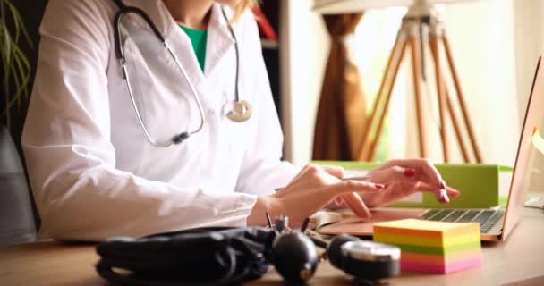 Medico Donna Ufficio Che Digita Primo Piano Portatile Stress Carico — Video Stock