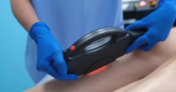 Lekarz Usuwa Włosy Nogach Kobiety Laserem Zbliżenie Laserowy Sprzęt Medyczny — Wideo stockowe
