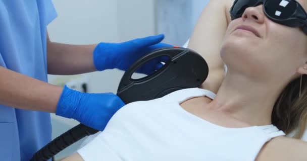 Médico Remove Cabelo Nas Axilas Uma Mulher Com Laser Close — Vídeo de Stock