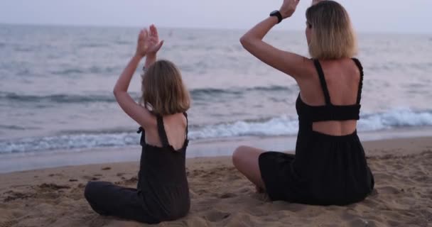 Mam Dochter Mediteren Avonds Het Strand Close Ontspanningstechniek Training Familie — Stockvideo