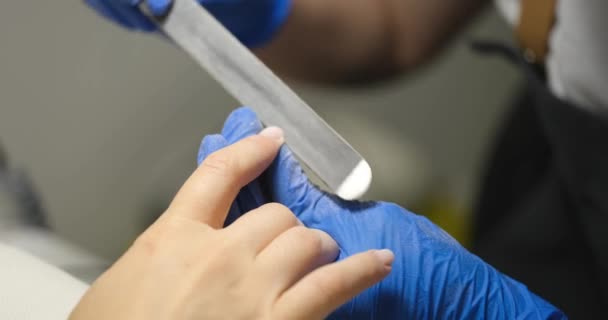 Handen Van Een Manicure Handschoenen Vijlen Nagels Van Een Vrouw — Stockvideo