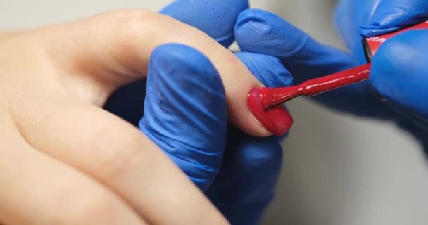 Handen Van Een Manicure Aanbrengen Rode Lak Een Vrouw Nagels — Stockvideo