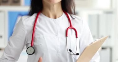 Doktorun klinikte baş parmağı beliriyor. Yakın çekim 4K film yavaş çekim. Kaliteli profesyonel tıbbi bakım konsepti