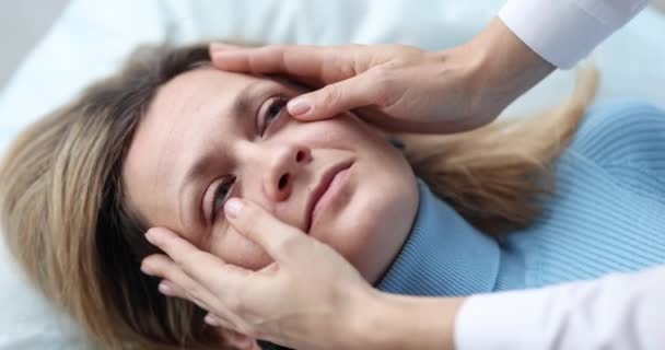 Arzt Untersucht Augen Einer Kranken Patientin Der Klinik Film Zeitlupe — Stockvideo