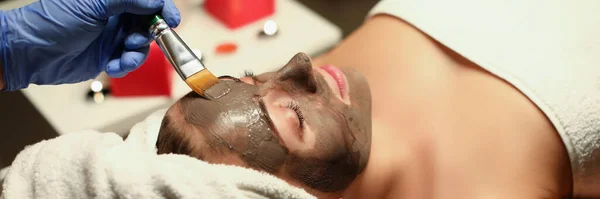 Top View Spa Centre Worker Applying Clay Mask Clients Face — Fotografia de Stock