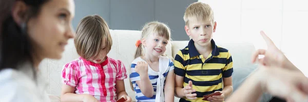 Portret Van Vrolijke Kinderen Die Thuis Kaartspel Spelen Met Ouders — Stockfoto