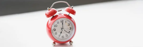 Close Retro Red Clock White Surface Show Seven Morning Wakeup — Foto Stock