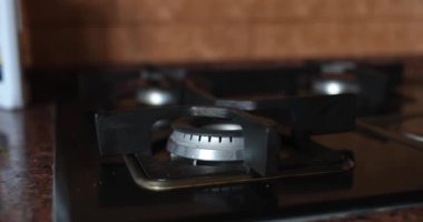 Yanan bir gaz ocağında seramik siyah kızartma tavası. Güvenli mutfak aletleri, modern gaz sobası.