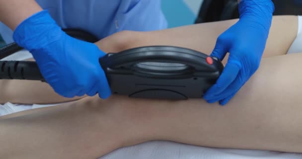 Врач Использует Лазерное Оборудование Коже Ног Пациентов Крупным Планом Лазерная — стоковое видео
