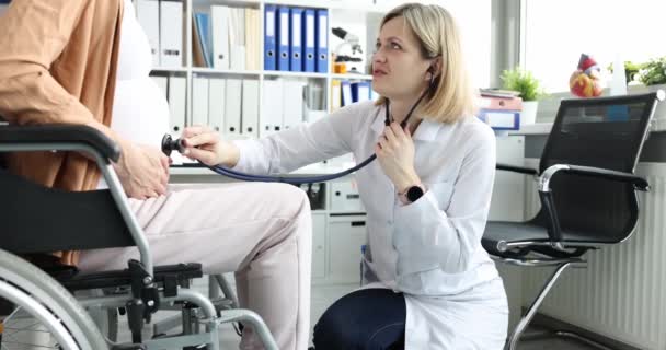 Lekarz Słucha Brzucha Kobiety Ciąży Niepełnosprawnej Stetoskopem Zbliżenie Położnictwo Przygotowanie — Wideo stockowe
