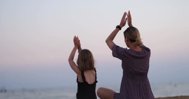 Mam Haar Dochtertje Mediteren Zittend Het Zand Zicht Van Achteren — Stockvideo