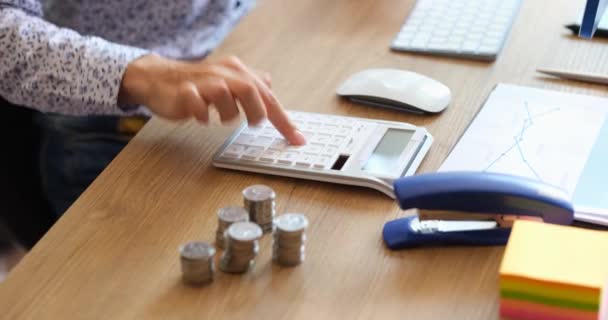 Woman Office Counts Calculator Types Laptop Close Warehouse Accounting Goods — Αρχείο Βίντεο