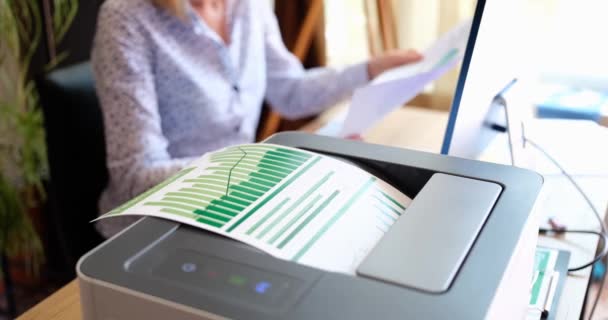 Seorang Wanita Duduk Meja Kantor Mencetak Laporan Pada Printer Close — Stok Video