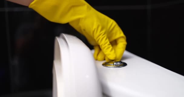Een Hand Gele Handschoenen Drukt Spoelknop Toilettank Close Controle Van — Stockvideo