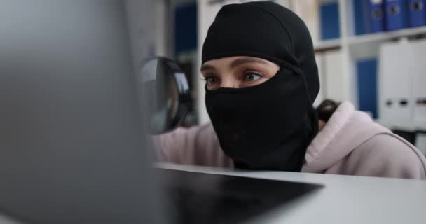Kobieta Haker Kominiarce Pobliżu Laptopa Zbliżenie Płytkie Skupienie Oszustwa Internetowe — Wideo stockowe