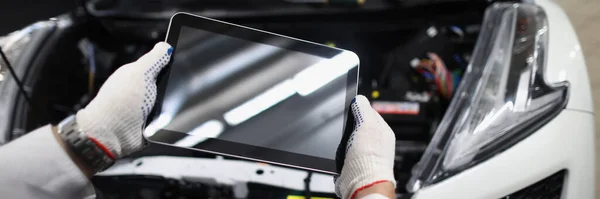 정비사의 클로즈업은 태블릿 장치를 자동차 회사에서 디지털 태블릿을 사용하는 수공업자입니다 — 스톡 사진