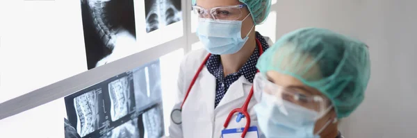 Retrato Las Mujeres Médicos Profesionales Miran Través Rayos Hospital Examinar —  Fotos de Stock