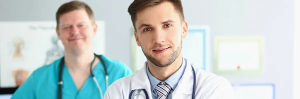 Retrato Trabajadores Médicos Uniforme Con Estetoscopios Ayuda Médica Equipo Emergencia —  Fotos de Stock