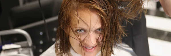Portrét Kadeřníka Vysoušečem Vlasů Pro Ošetření Vlasy Suché Mokré Vlasy — Stock fotografie