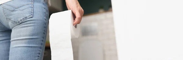 Großaufnahme Einer Frau Die Weiße Saubere Toilettenpapierrolle Der Hand Hält — Stockfoto
