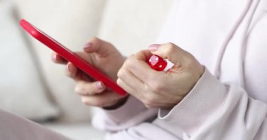 Akıllı telefonu tutan ve zar yoluyla sıralayan kişi. Online kumar konsepti başvuruları