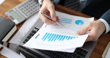 İşadamı finansal göstergeleri, önemli rakamları ve Kpi 'yi analiz eder. İş stratejisi kavramına yatırım