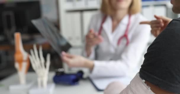 Paciente Com Braço Partido Consulta Médica Raio Das Mãos Com — Vídeo de Stock