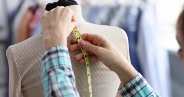 Seamstress Takes Measurements Mannequin Atelier Tailoring Concept — Vídeo de stock