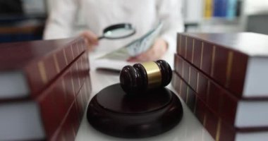 Yargıç elinde para ve büyüteç tutuyor. Mali ekonomik suçlar kavramı