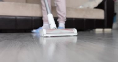 Kablosuz elektrik süpürgesiyle temizlik. Kaliteli temizlik hizmetleri kavramı