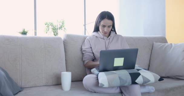 Upset Female Freelancer Working Laptop Home Confused Woman Looks Confused — Video Stock