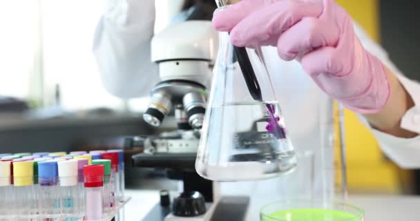 Вчений Лабораторії Тримає Ємну Колбу Фіолетовою Хімією Концепція Тріації — стокове відео