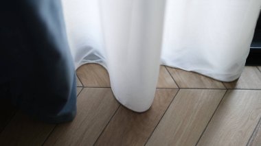 Güzel beyaz perdeler içeride ve ahşap parke zemin kapalı. Perde tasarımı ve zemin konsepti