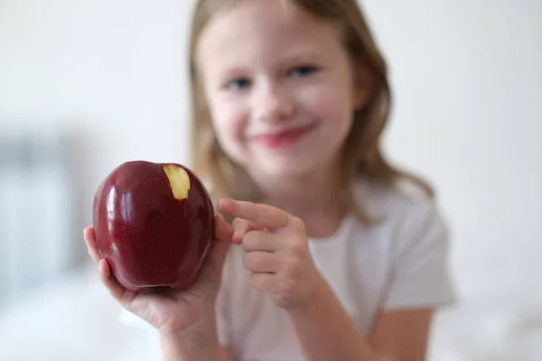 Beautiful Little Smiling Girl Eats Red Ripe Apple Benefits Apples — Fotografia de Stock