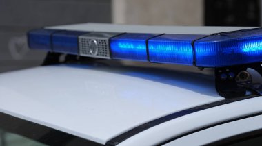 Polis ışıkları şehir yolundaki trafiği izliyor. Acil durum bakanlığının arabasında el feneri ve özel kuvvetler konseptinde kırmızı mavi ışıklar.