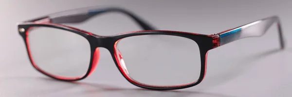 Óculos Plástico Moda Vermelho Preto Fundo Cinza Escolha Conceito Óptica — Fotografia de Stock