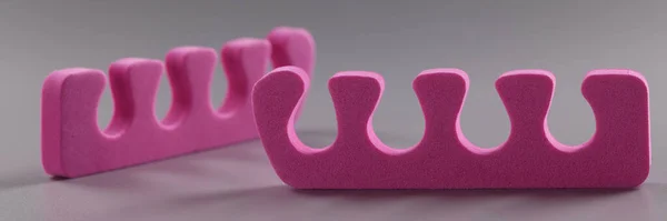 Roze Teenverdeler Grijze Achtergrond Accessoire Concept Voor Pediatrie — Stockfoto
