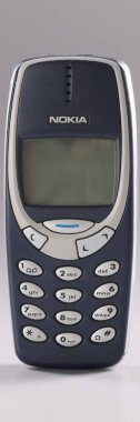 Minsk, Belarus, 08 Aralık 2021 cep telefonu Nokia 3310 mavi arka plan. Eski modası geçmiş kablosuz telefon kavramı
