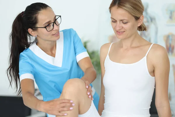Patientin Wird Nach Beinverletzung Reha Zentrum Medizinisch Versorgt Physiotherapeut Untersucht — Stockfoto