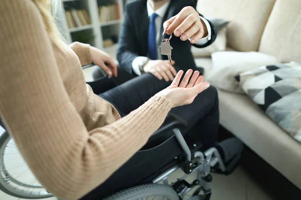 Agente Entrega Chaves Para Acomodação Pessoas Cadeira Rodas Conseguir Conceito — Fotografia de Stock