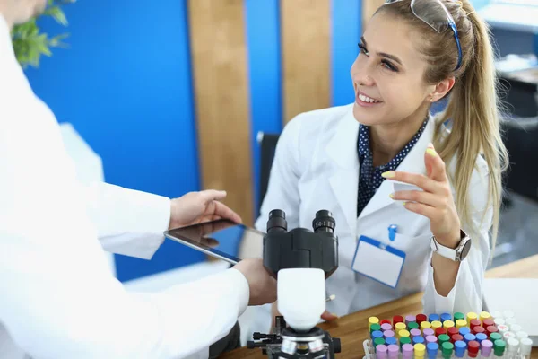 Physician Scientists Colleagues Smile Communicate Laboratory Learning Scientific Experiments Concept — Foto Stock