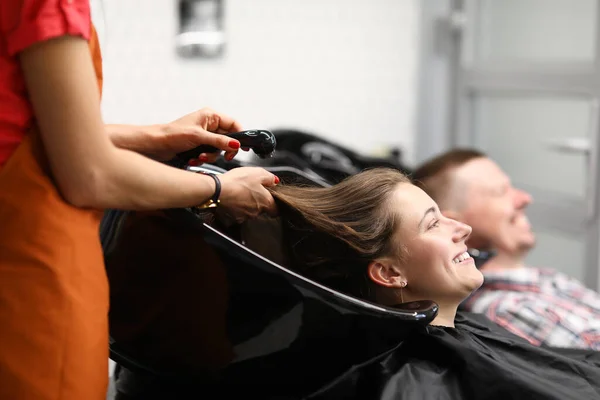 Beautiful Happy Smiling Woman Professional Hairdresser Washes Hair Charming Woman — Φωτογραφία Αρχείου