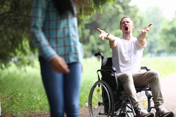 Kobieta Odchodzi Sfrustrowana Mężczyzny Wózku Separacja Rozwód Osobami Niepełnosprawnymi — Zdjęcie stockowe